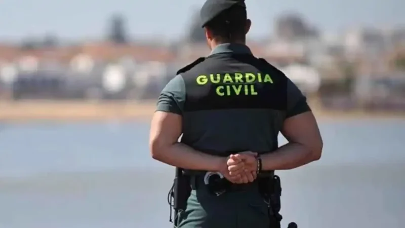 Andros Lozano (41), periodista: "Un guardia civil llegó a cobrar del narcotráfico 3.000 euros por un solo día. En un año hizo un millón y nadie sabe dónde está” 1 Merca2.es Narcotráfico: Puertos, sobornos y un millón de euros en un año