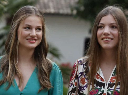 LOS REYES JUNTO A SUS HIJAS VISITAN LOS JARDINES DE ALFABIA EN MALLORCA