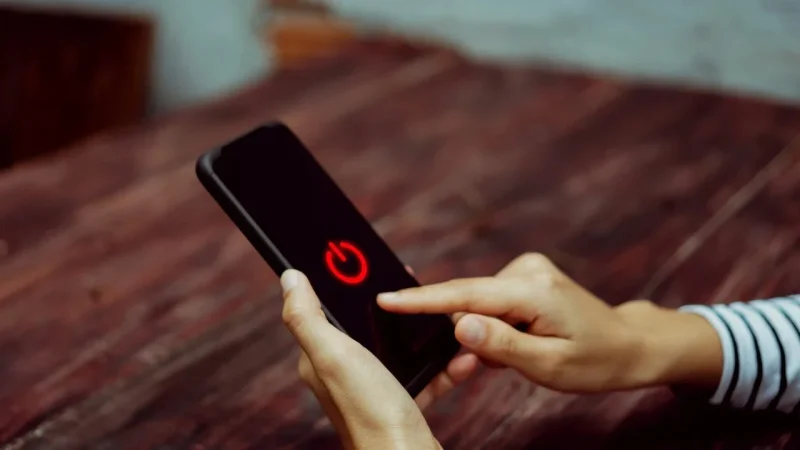 Antes de limpiar el móvil ten esto en cuenta: mucha gente ya lo ha estropeado por no saberlo 22 Merca2.es Móvil ciberataques