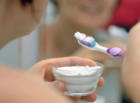 riesgos-usar-bicarbonato-dientes- Los riesgos de usar bicarbonato para blanquear los dientes, según una experta