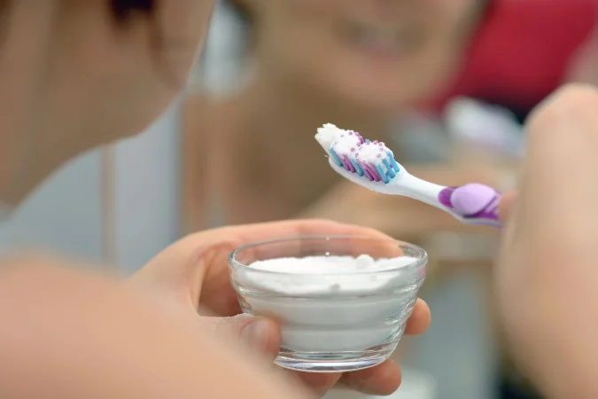 Los riesgos de usar bicarbonato para blanquear los dientes, según una experta 1 Merca2.es Efectos del bicarbonato en el esmalte dental