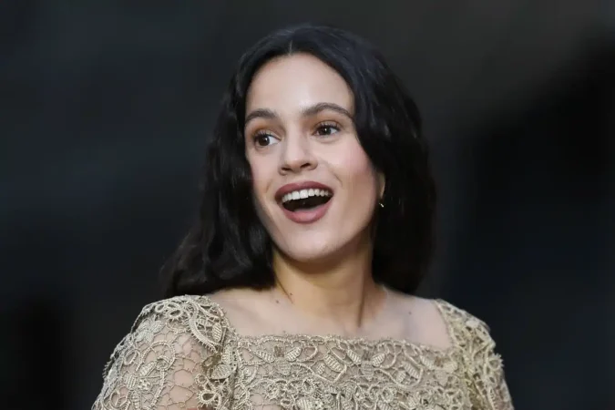 Rosalía irrumpe con fuerza en NBC: su emblemática actuación en The Tonight Show junto a Fallon 1 Merca2.es Rosalía