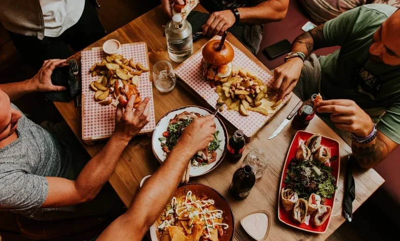 Esta es «la trampa» que usan los bares para mejorar el sabor de la comida