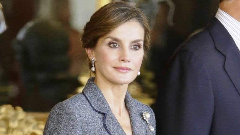 La Reina Letizia y la verdad sobre la sangre azul descubierta en 4 Merca2.es vestido de Adolfo Domínguez la Reina Letizia senegal