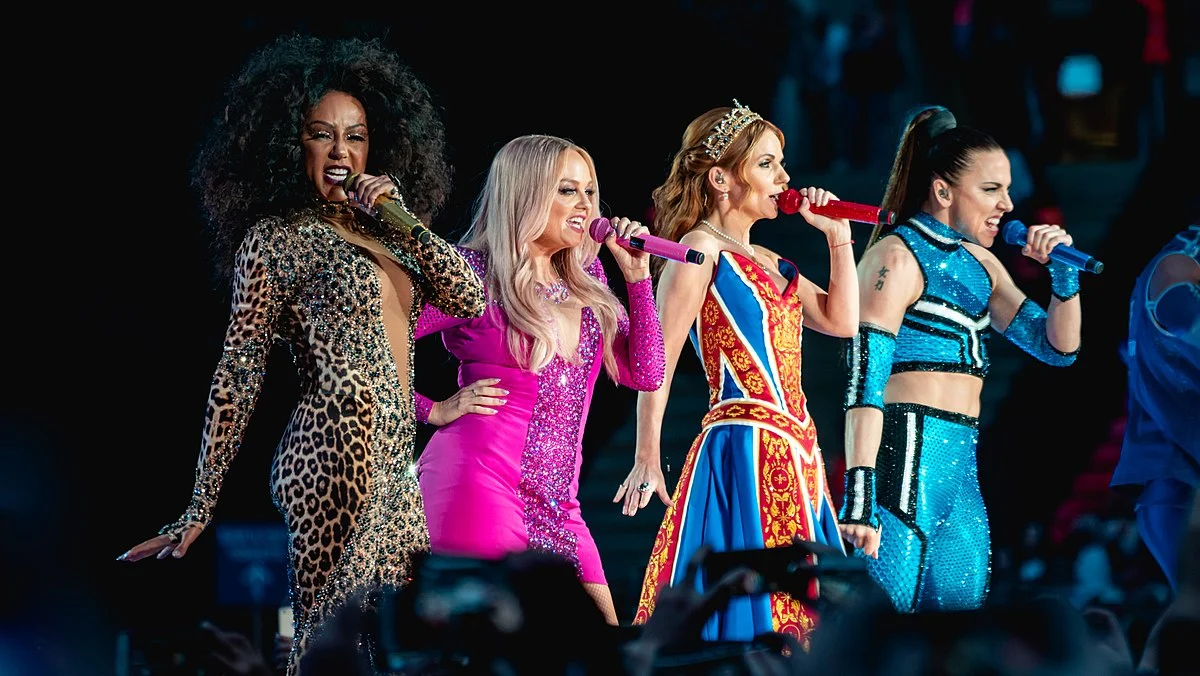 ¿Qué hacen las Spice Girls cantando con Luciano Pavarotti? Un vistazo a colaboraciones musicales que no salieron muy bien