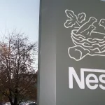 Nestlé bajo la lupa: su transición en la cúpula y los precios del café y cacao ponen en duda las metas de 2024–2026