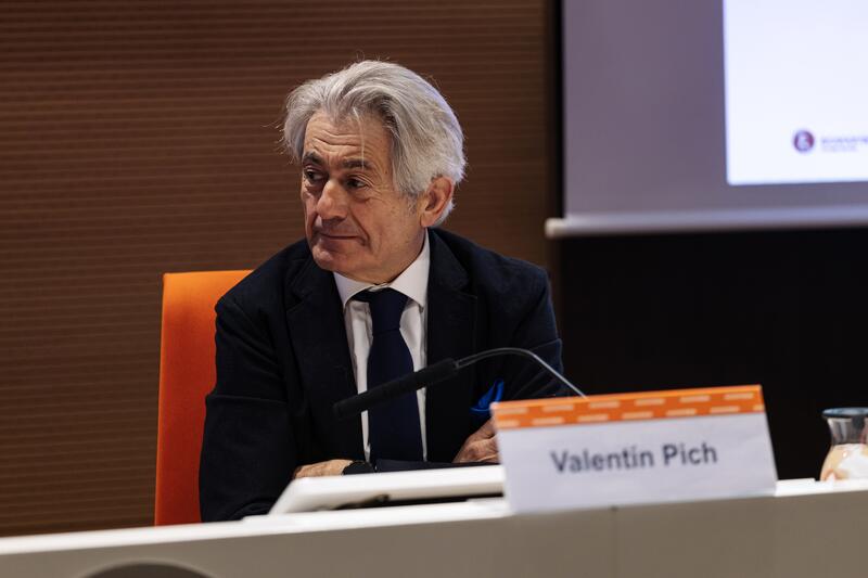 Los economistas confirman un crecimiento del PIB del 2,9% y ajustan a la baja la previsión del IPC al 2,7%