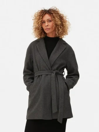 Abrigo cruzado con cinturón