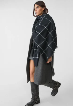 Stradivarius lanza su línea de accesorios de temporada: las piezas clave que necesitas ya 15 Merca2.es Bufanda básica cuadros