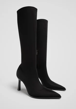 Stradivarius saca a la venta su colección de botas altas la tendencia que necesitas esta temporada 16 Merca2.es Botas Tacón XL Stretch Negras - 45,99 €