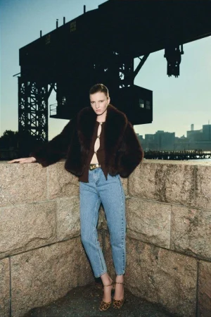 Vaqueros, faldas midi y otras prendas de Sfera que van a inundar tu armario en otoño 97 Merca2.es Chaquetón corto pelo