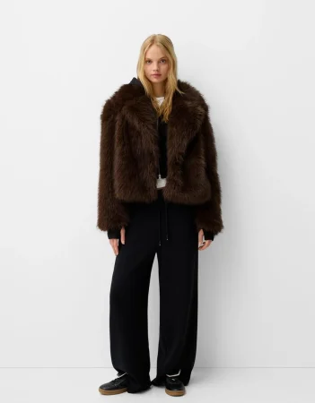 Bershka apuesta por los básicos renovados: las prendas que no te querrás quitar este otoño 51 Merca2.es Cazadora pelo solapa