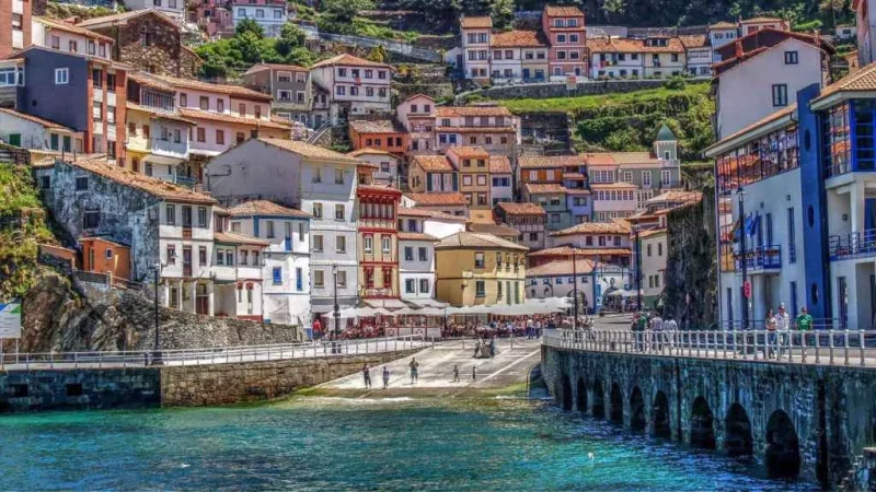 Conoce el pintoresco y colorido pueblo de Cudillero en la costa asturiana