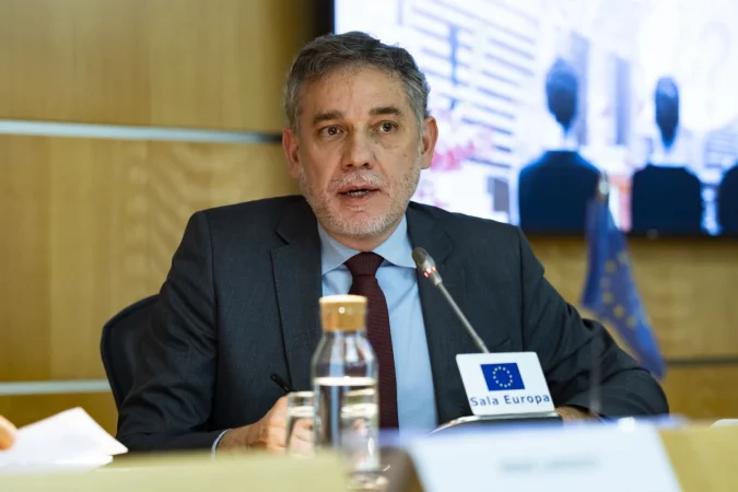 UTECA pone el foco sobre la CNMC por la asimetría que sufren los 'old media' 1 Merca2.es EL CATEDRATICO RAMON SALAVERRIA EN LA JORNADA DE UTECA Y DIRCOM Merca2.es