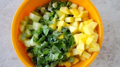 Tres ingredientes son todo lo que necesitas para esta ensalada ligera, sin tomate ni lechuga 1 Merca2.es INGREDIENTES NECESARIOS PARA LA ENSALADA