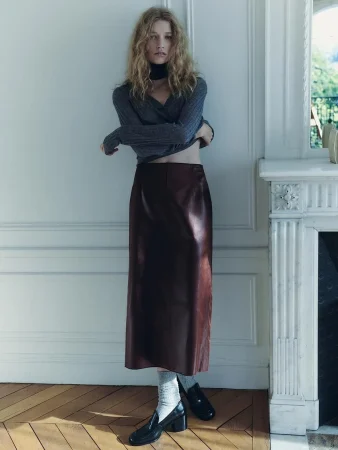 Massimo Dutti lanza la tendencia de la temporada: prendas con estilo para el otoño-invierno 2 Merca2.es Falda midi efecto piel - Stuido