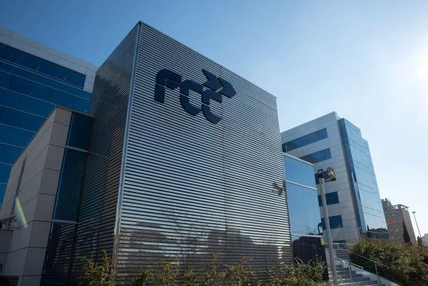 FCC controla la deuda pese a sus recientes compras en Francia y Estados Unidos