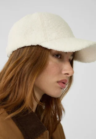 Stradivarius lanza su línea de accesorios de temporada: las piezas clave que necesitas ya 14 Merca2.es Gorra efecto borreguillo