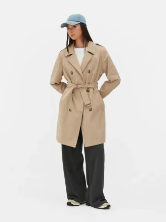 Gabardina clásica de doble botonadura