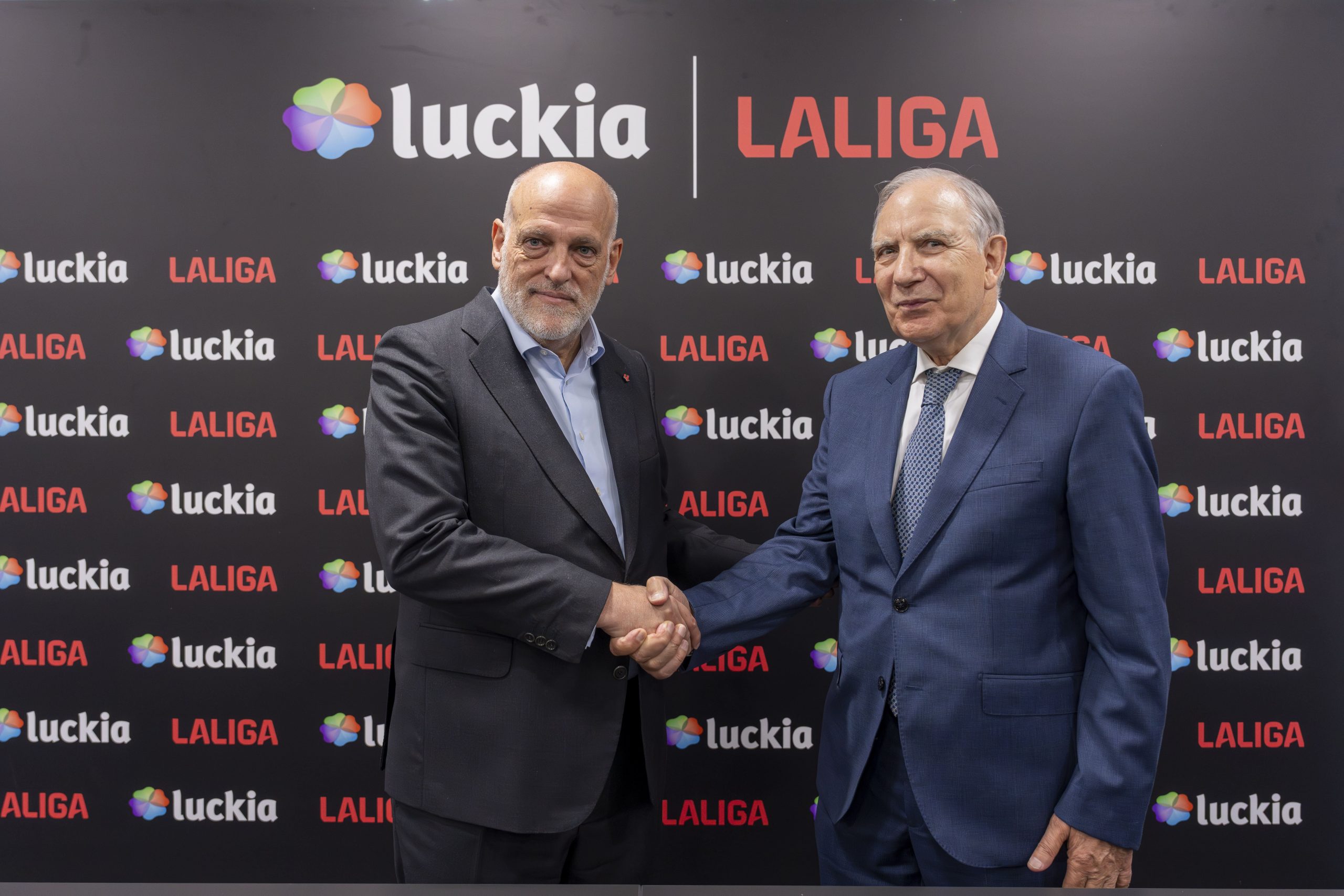 Luckia y LALIGA plasman su acuerdo con la firma entre José González y Javier Tebas