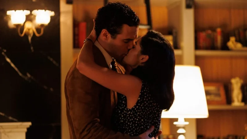 La Moderna Paula y Rodrigo beso Merca2.es