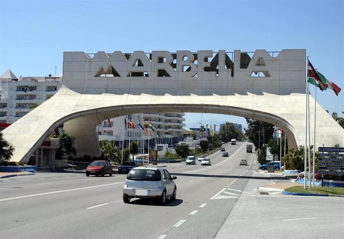 Los contrastes de Marbella: de chalets de 7M€ a estudios ‘okupados’ de 66.000