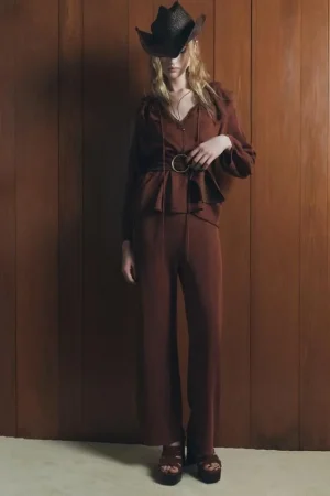 El conjunto de punto de Zara perfecto para este otoño que no puedes dejar pasar 4 Merca2.es PANTALÓN RECTO PUNTO LISO Y BLUSA PUNTO VOLANTES