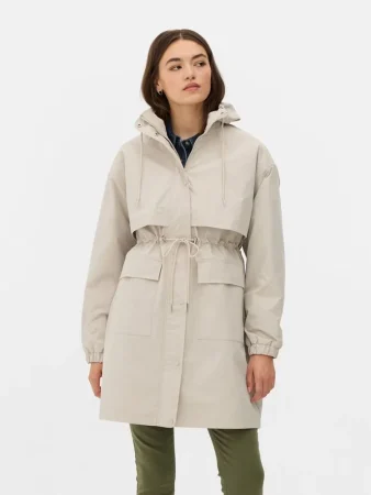 Parka impermeable con cordón de ajuste