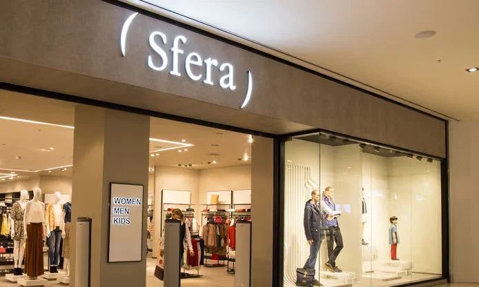 Vaqueros, faldas midi y otras prendas de Sfera que van a inundar tu armario en otoño
