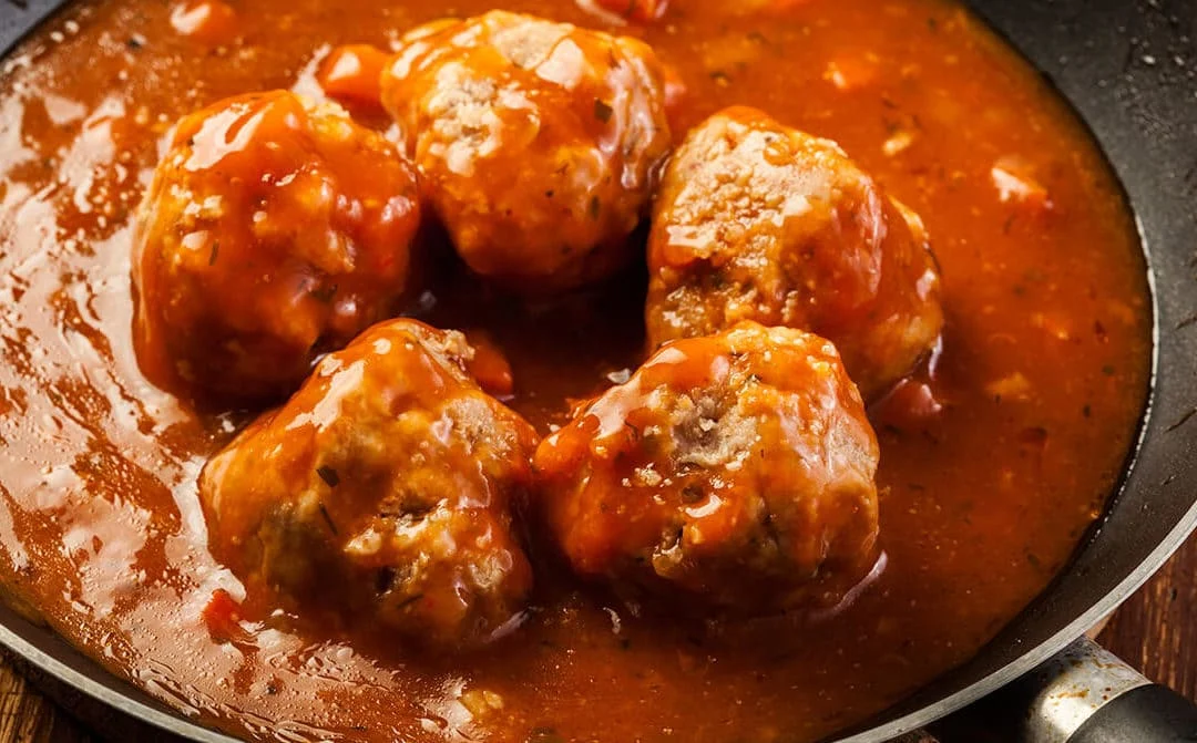 Albóndigas en salsa, un clásico de la cocina española que evoluciona