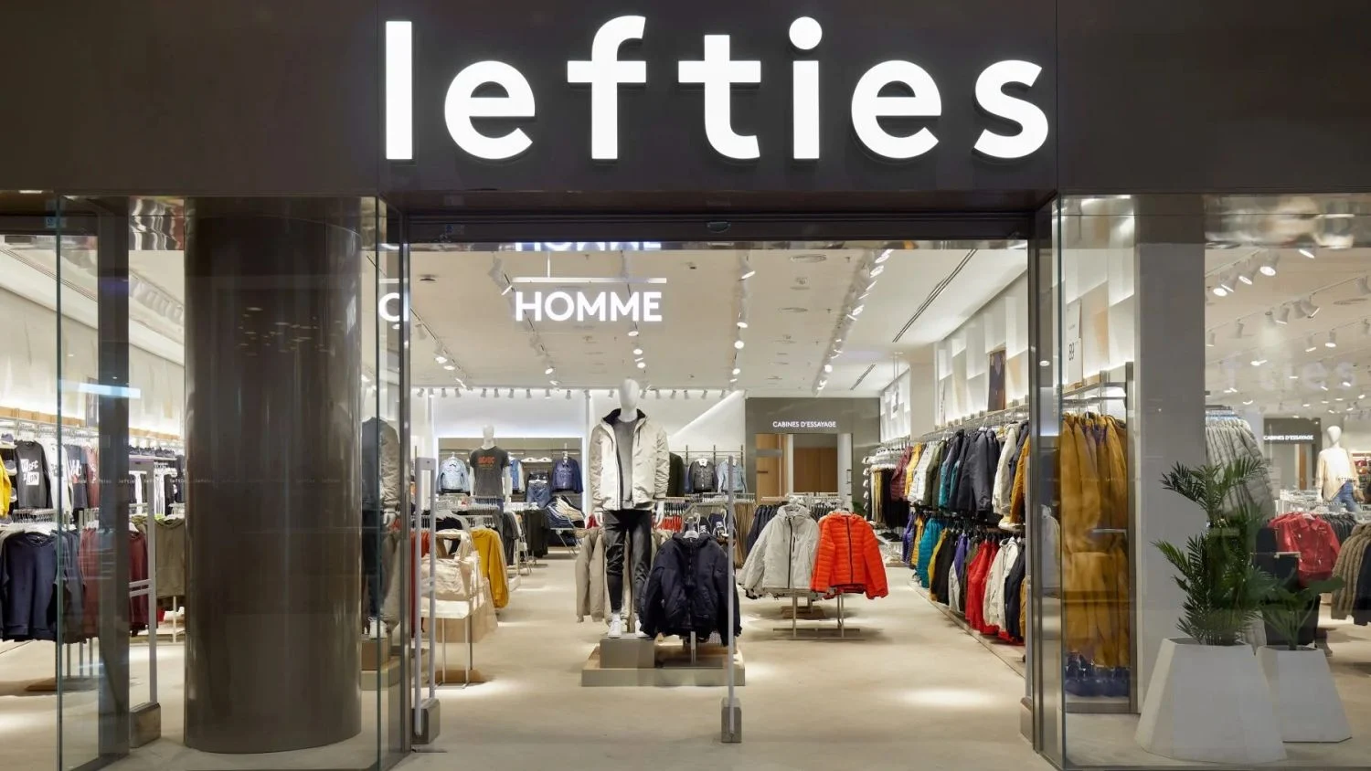 Lefties está arrasando con este vestido por menos de 20 euros y que puedes encontrar en cuatro modelos