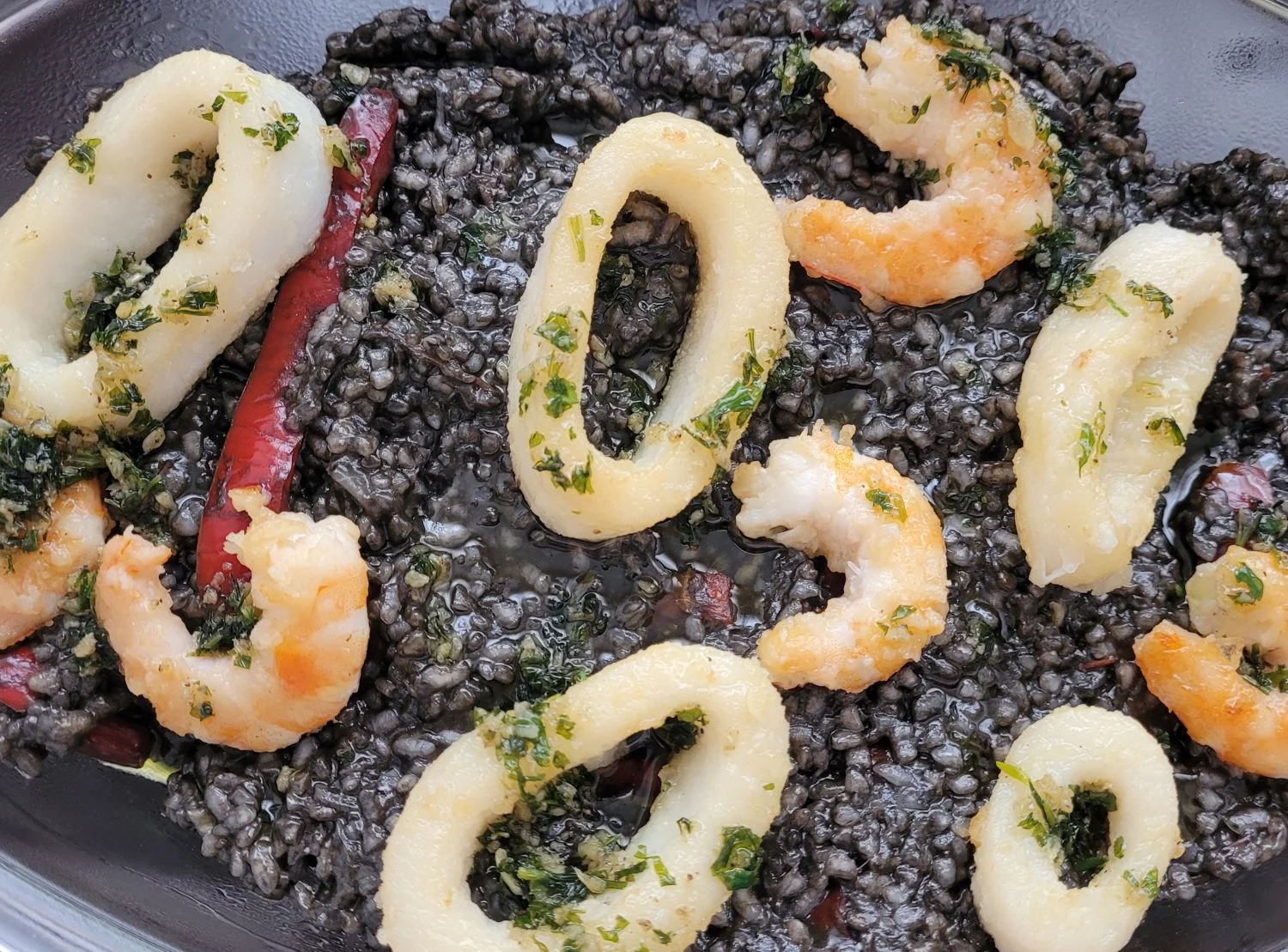 El arte de cocinar arroz negro con calamares y verduras en la Thermomix