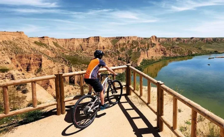 c495c1bf93ef un ciclista hace una ruta por barrancas de buruj n toledo espa a Merca2.es