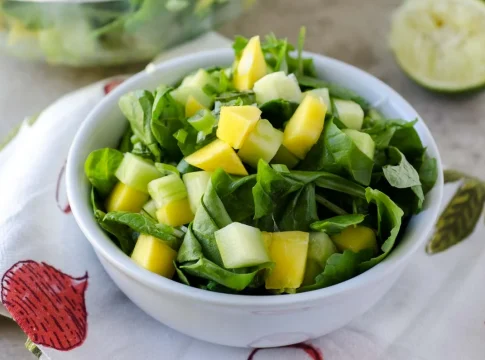 ensalada mango espinaca 0 Tres ingredientes son todo lo que necesitas para esta ensalada ligera, sin tomate ni lechuga