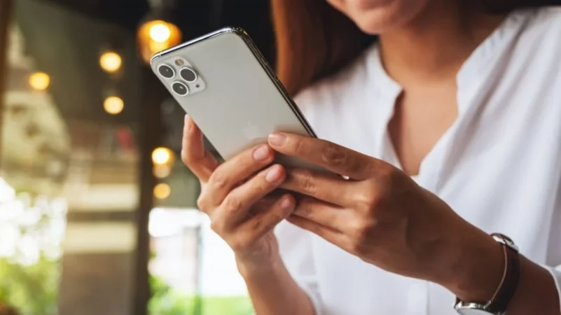 Ya está aquí la estafa que temía la OCU: arrasa en España y puede vaciar tu cuenta si no activas esto en tu móvil 54 Merca2.es Estafas iPhone