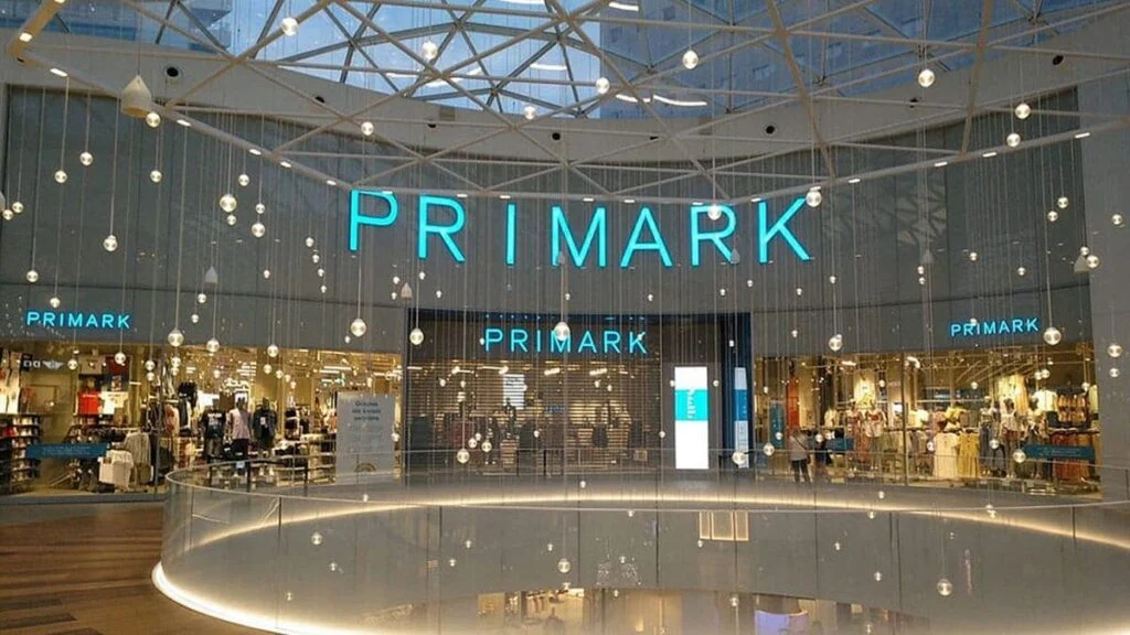 Primark imita el modelo de negocio de Inditex y H&M para acercarse al cliente