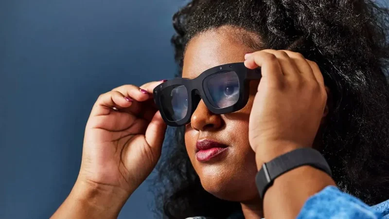 El móvil se va y Mark Zuckerberg apuesta por este nuevo (y curioso) dispositivo para reemplazarlo 29 Merca2.es Cómo son las gafas del futuro que creó Mark Zuckerberg