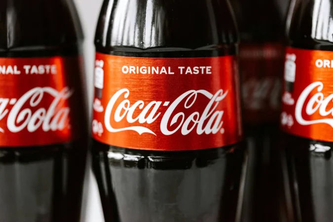 El truco casero para un baño impecable: elimina el sarro sin lejía ni Coca-Cola 121 Merca2.es Los secretos de la Coca-Cola: sus funciones más desconocidas