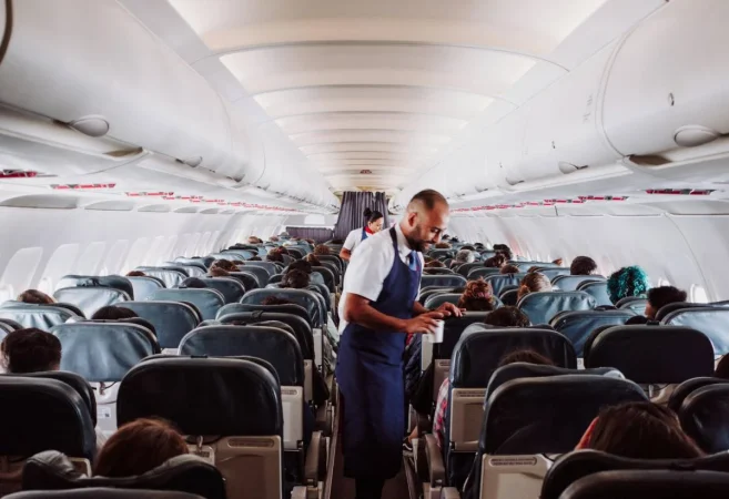 Tener una cita en pleno vuelo: las anécdotas más divertidas de las azafatas