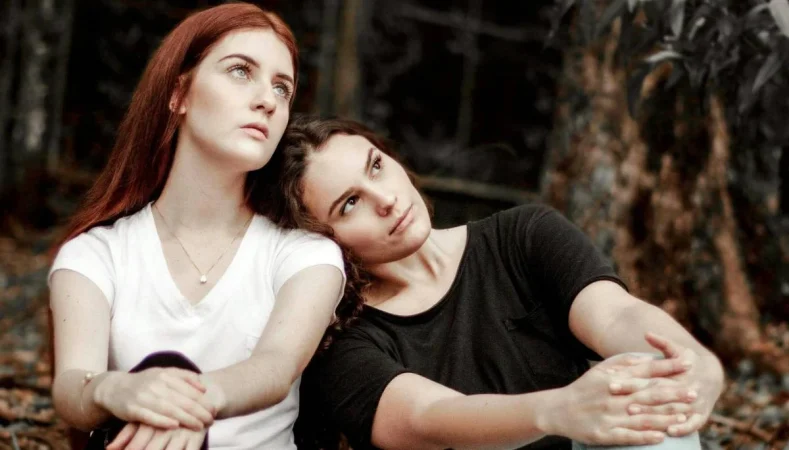 Perder el "Yo", otro de las características de la adicción en la amistad 