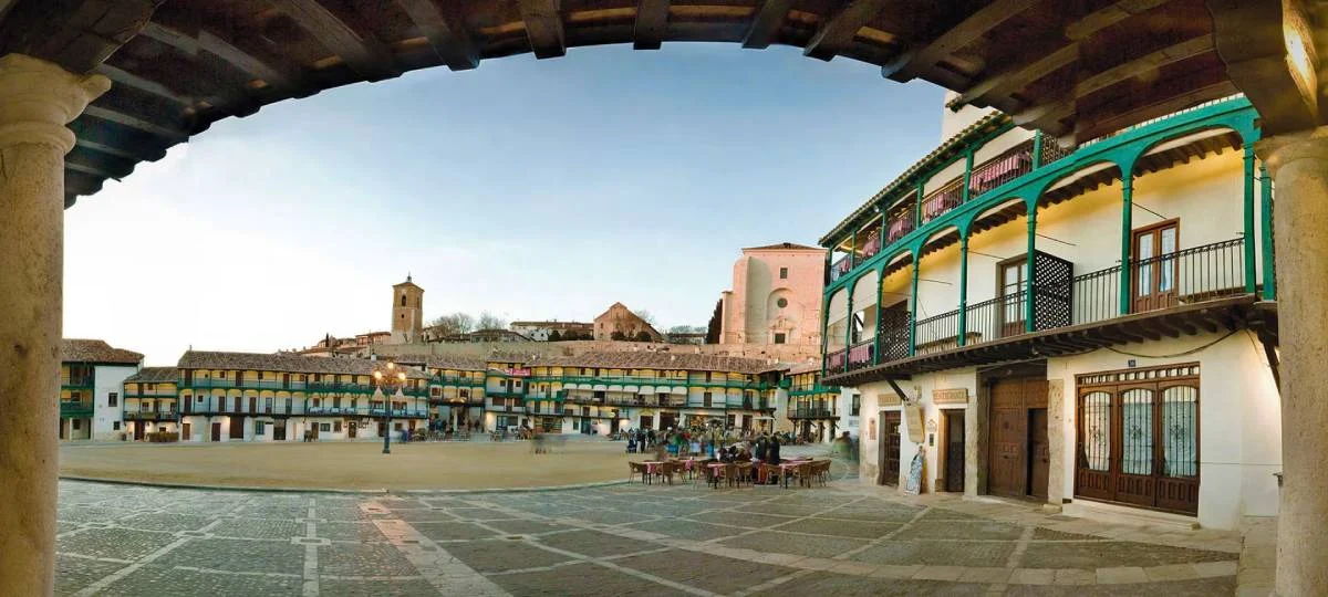 Disfruta a 60 kilómetros de Madrid de este pueblo con plaza medieval