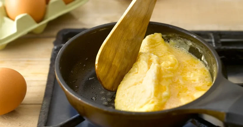 5 minutos y 4 ingredientes para esta receta de tortilla saludable ideal para la cena 3 Merca2.es Incorporación de los huevos