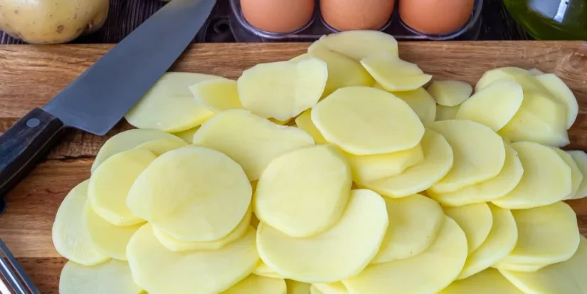 5 minutos y 4 ingredientes para esta receta de tortilla saludable ideal para la cena 2 Merca2.es Preparación de la patata