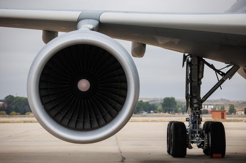 Podemos presenta un nuevo impuesto de 7,85 euros por billete de avión, mientras que Sumar sugiere gravar yates y jets privados.