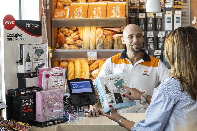 Primor se alía con Repsol para transformar sus estaciones de servicio en centros de belleza