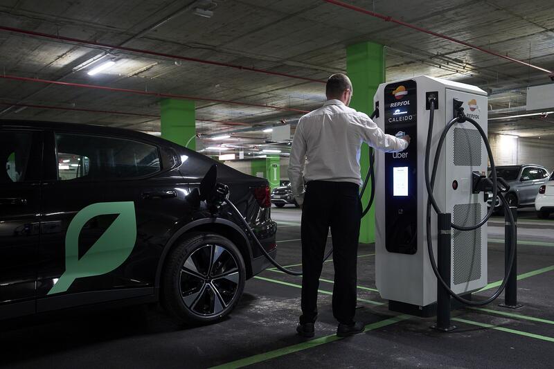 Repsol, Uber, Caleido y Auro firman una alianza para desarrollar un ‘hub’ de recarga eléctrica