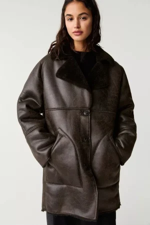 Pull&Bear estrena su nueva colección de abrigos para no pasar frío e ir a la moda 65 Merca2.es Abrigo doble faz efecto piel
