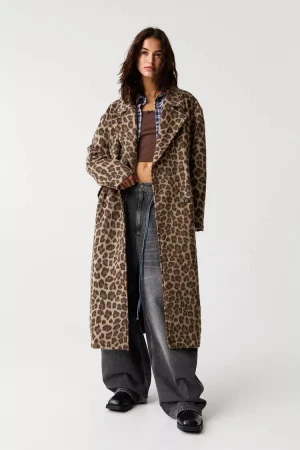 Pull&Bear estrena su nueva colección de abrigos para no pasar frío e ir a la moda 64 Merca2.es Abrigo leopardo oversize