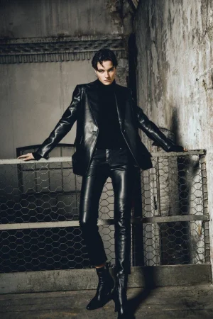 Blazer efecto piel y pantalón cremalleras motero