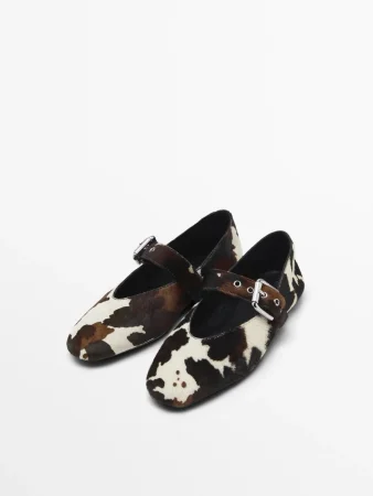 Bailarina con hebilla y print vaca: un toque de elegancia y confort